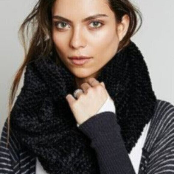 Free People Faux Fur Loop Scarf - NEW - Picture 2 of 2